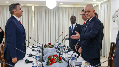 O diretor da CIA John Ratcliffe e o brigadeiro-general Ramón Romero Curbelo, que exerce as funções de Chefe de Inteligência do governo cubano
