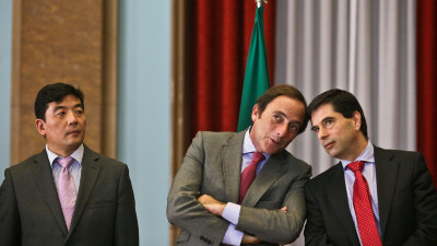 Paulo Portas, Vítor Gaspar e Cao Guangjing, presidente da CTG, vice-governador de Hubei e ex-suplente do Comité Central do Partido Comunista Chinês, na assinatura do acordo de venda.