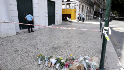 Flores em memória das vítimas do acidente do Elevador da Glória.