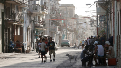 Crianças caminham por uma rua em Havana, Cuba,