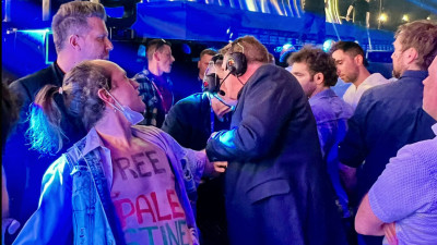 Ativista detido pelos seguranças da Eurovisão