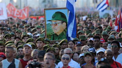 Dezenas de milhares de pessoas participaram na "Tribuna Anti-imperialista" de 22 de maio em Havana para mostrar solidariedade com Raul Castro.