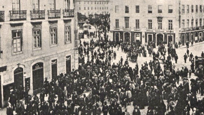 Multidão durante as comemorações do dia 1º de Maio de 1897 no antigo Largo de Camões actual D. João da Câmara no Rossio em Lisboa. Foto do blogue "Histórias com História".