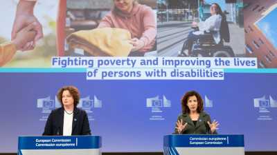 A porta-viz da Comissão Europeia Eva Hrncirova e a comissária Roxana Mînzatu, com a pasta dos direitos sociais e qualificações, na apresentação da estratégia europeia anti-pobreza