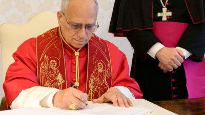 Papa Leão XIV assina a primeira encíclica do seu papado.