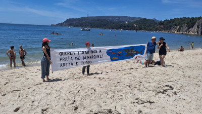 Bloco de Esquerda/Setúbal esteve na praia de Albarquel este domingo para denunciar a tentativa de privatização desta e outras praias próximas. 