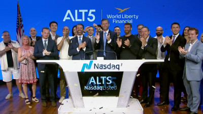 Donald Trump Jr e Eric Trum na abertura da bolsa em 2025.