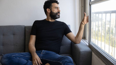 Ahmad Khalifa com uma pulseira eletrónica durante a prisão domiciliária, Haifa, Israel, 4 de junho de 2024