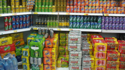 prateleira de supermercado com refrigerantes