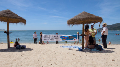 Ação do Bloco na praia de Albarquel