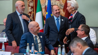 A presidente do BCE Christine Lagarde com Álvaro Santos Pereira e outros governadores de bancos centrais em outubro de 2025.