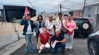 Militantes do Bloco/Madeira no Bairro de Santa Maria, no Funchal
