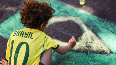 Moradores da quadra 415 norte, em Brasília, decoram a rua para a Copa do Mundo