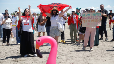 Manifestantes entoam slogans na zona onde está previsto o projeto de um resort costeiro ligado a Jared Kushner, genro do presidente dos EUA Donald Trump, perto de Vlorë, na Albânia, a 6 de junho.