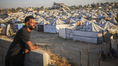 Palestinianos deslocados fotografados junto às suas tendas na cidade de Gaza, a 1 de junho de 2026.