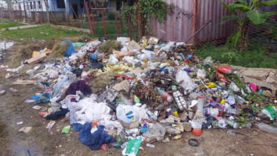 Lixo amontoado nas ruas de Matanzas, Cuba.