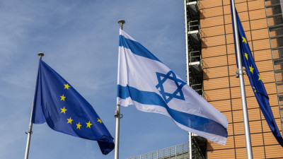 Bandeiras da UE e Israel em frente a edifício da UE em Bruxelas