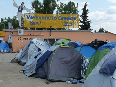 Hotel Hara, uma estação de serviço grega na fronteira com a Macedónia que foi transformada num campo de refugiados. Foto de Frantisek Trampota/Flickr.