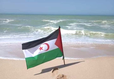 Bandeira do Sahara Ocidental na areia da praia