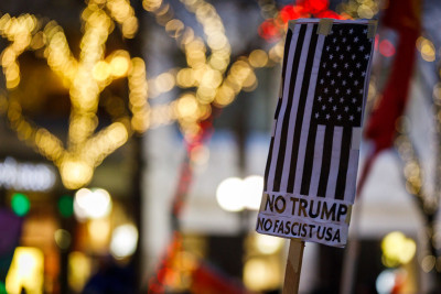 Cartaz anti-Trump. Foto de Derek Simeone/Flickr.