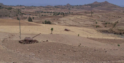 Tanque destruído no Tigray. Foto de gordontour/Flickr.