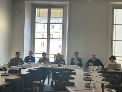 Socialistas russos com o deputado da França Insubmissa. Foto de Arnaud Le Gall/Facebook.