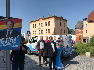 Robert Sesselmann em campanha eleitoral em Sonneberg.