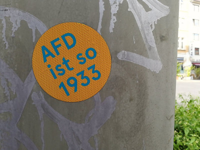 Autocolante ant-AfD. Foto de Jürgen Telkmann/Flickr.
