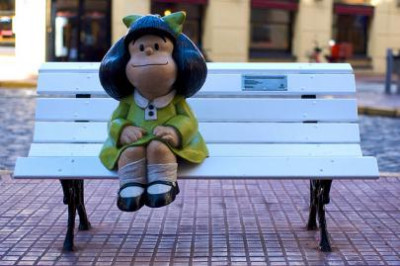 Uma escultura de Mafalda, sentada num banco de praça a metros da casa onde vivia Quino, no tradicional bairro de San Telmo de Buenos Aires, é destino obrigatório dos turistas que se fazem fotografar abraçados à menina argentina mais popular no mundo.