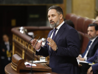 Santiago Abascal, líder do Vox, discursa no parlamento espanhol. Foto: Cortes Espanholas.