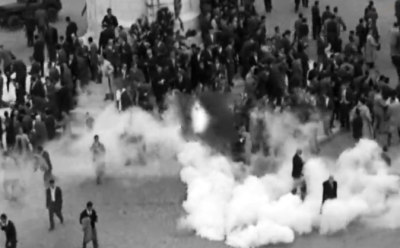 5 de Outubro de 1958. Polícia lança gás lacrimogéneo contra grupo da oposição que colocava flores no monumento a António José de Almeida.