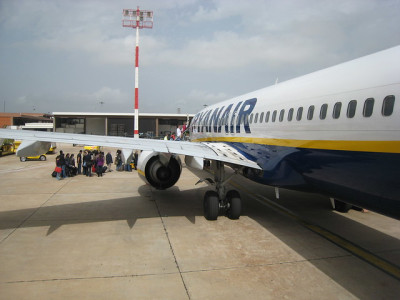 Avião da Ryanair no Aeroporto de Faro em 2010.