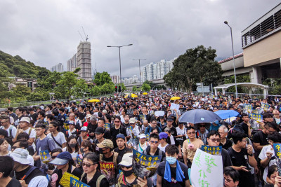 Hong Kong: estudante alvejado pela polícia será acusado criminalmente