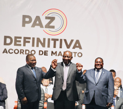 Cyril Ramaphosa, presidente da África do Sul, com os lideres da Renamo e da Frelimo na assinatura do acordo de paz.