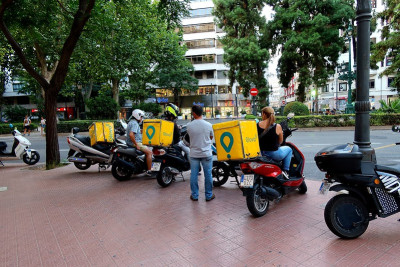 Trabalhadores da Glovo em Valência. Foto de FaceMePLS/Flickr.