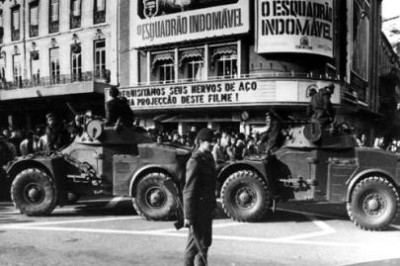 Veículos militares nos Reatauradores, Lisboa, no dia 25 de Abril. Foto Centro de Documentação 25 de Abril
