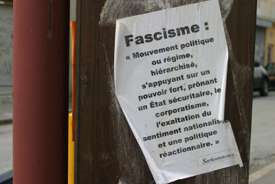 Cartaz com uma definição de fascismo. Foto de Le Bourg Heïdi/Flickr.