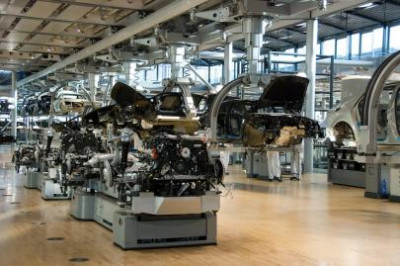 Linha de montagem da Volkswagen em Dresden. Foto de Dave Pinter