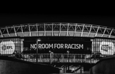 "Não há espaço para o racismo" no futebol. Faixa de uma campanha do Kick it Out.