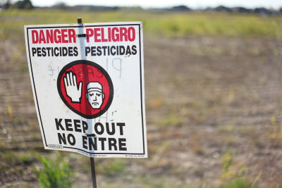 Sinal de Perigo de Pesticidas. Foto de Austin Valley/Flickr.
