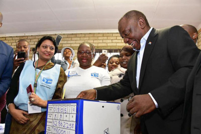 Cyril Ramaphosa vota nas eleições desta quarta-feira. 