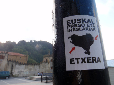Cartaz apelando à libertação de presos bascos. Foto de Daniel Lobo/Flickr.