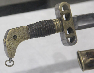 Detalhe do Sabre de El Hadji Oumar Tall, líder africano do século XIX, que será devolvido pelos franceses à sua origem. Foto de GuillaumeG/Wikimedia Commons.