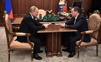 Vladimir Putin e Dmitry Medvedev no encontro em que este apresentou a sua demissão.