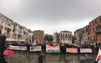 Manifestantes em Veneza pelo ambiente e contra os efeitos da turistificação. Novembro de 2019.