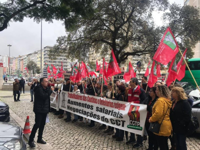 Trabalhadores das cantinas em protesto em 2019. Foto da FESAHT/Facebook.