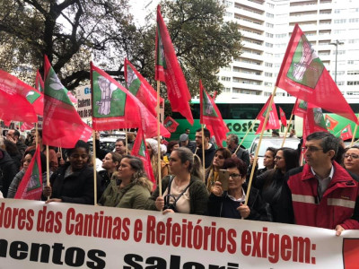 Trabalhadores das cantinas em protesto em 2019. Foto da FESAHT/Facebook.