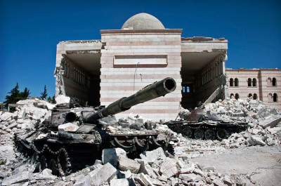 Tanque destruído junto a mesquita em Azaz, Siria