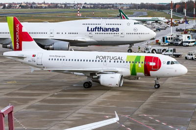 Aviões da TAP e da Lufthansa no aeroporto de Tegel. Berlim, 2017.