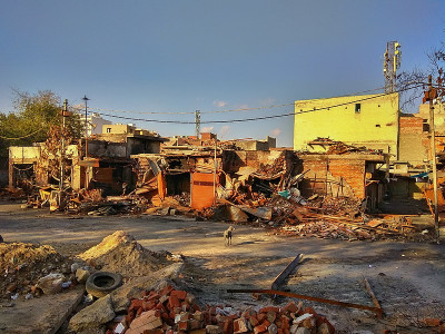 Mercado incendiado em Deli, India, Março de 2020. Foto de Banswalhemant/wikimedia commons.